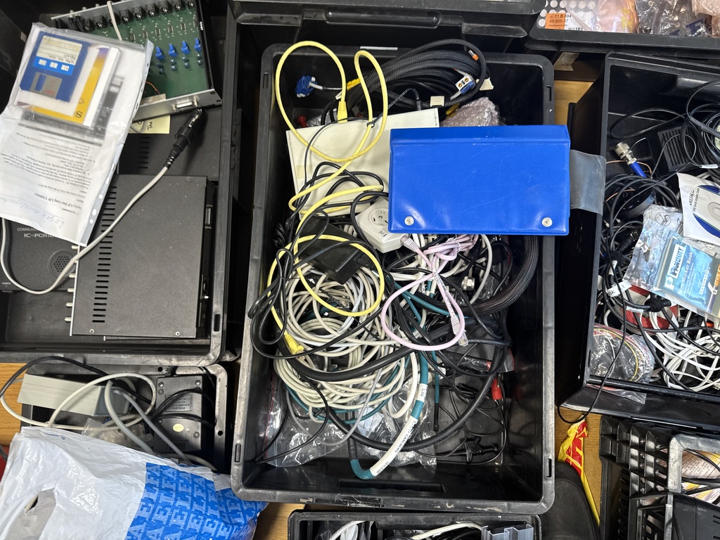 Ett parti elektronik och teknik Ett parti elektronik och teknik