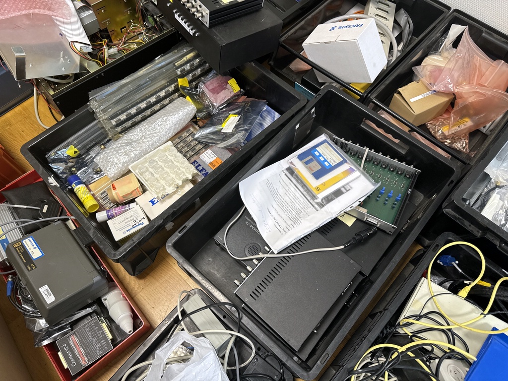 Ett parti elektronik och teknik Ett parti elektronik och teknik