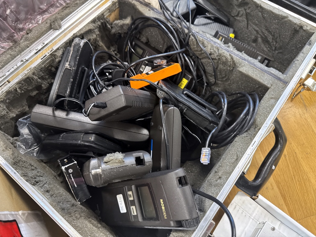 Ett parti elektronik och teknik Ett parti elektronik och teknik