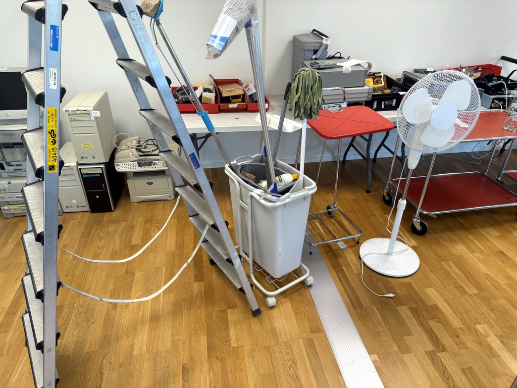 Trappstege, fläkt och papperskorg Trappstege, fläkt och papperskorg