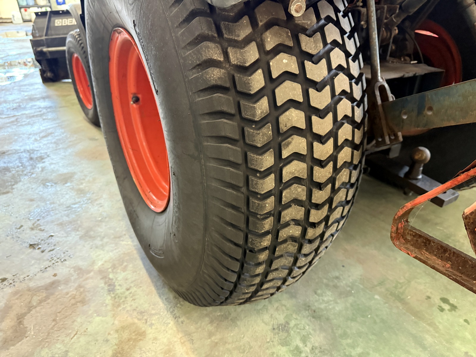 Traktor Kubota B8200 HST Traktor Kubota B8200 HST