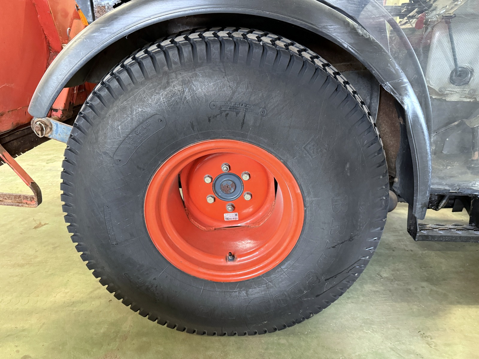 Traktor Kubota B8200 HST Traktor Kubota B8200 HST