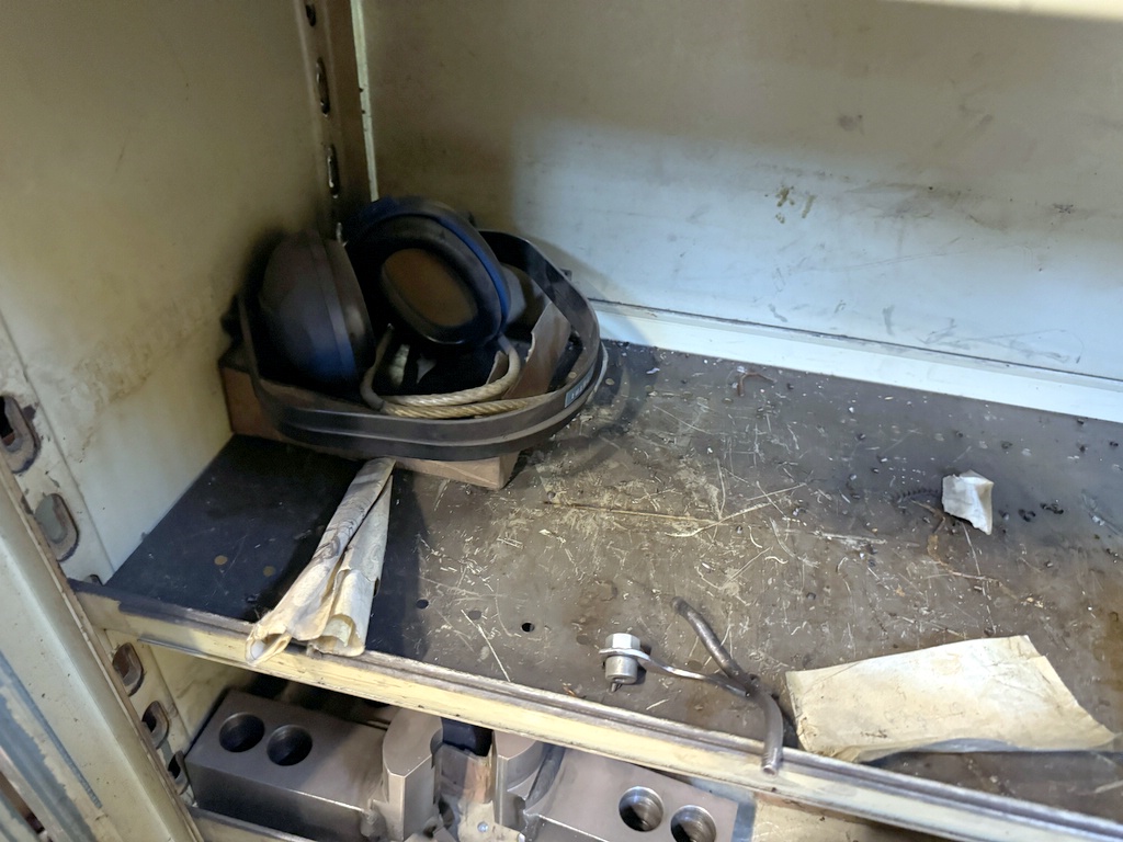 Plåtskåp med bl.a. svarvtillbehör Plåtskåp med bl.a. svarvtillbehör