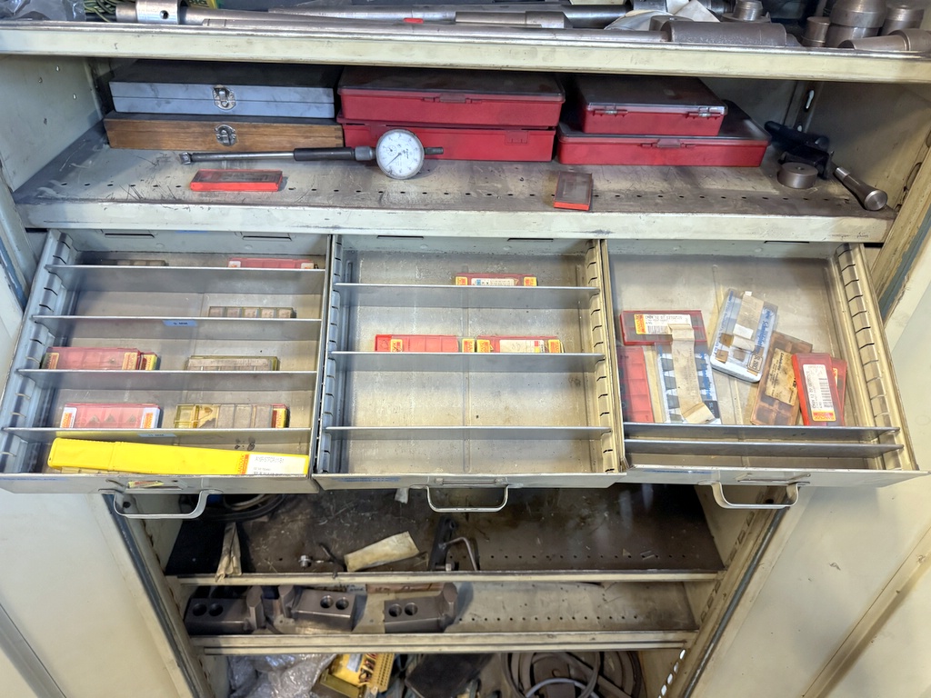 Plåtskåp med bl.a. svarvtillbehör Plåtskåp med bl.a. svarvtillbehör