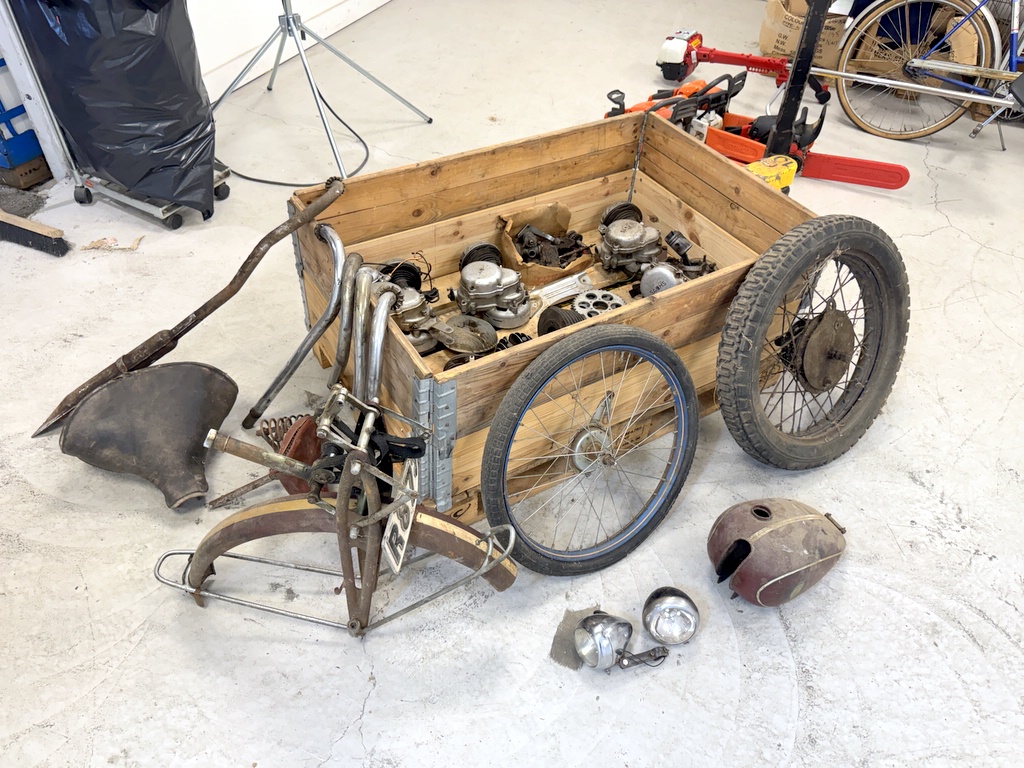 Pall med MC/mopeddelar